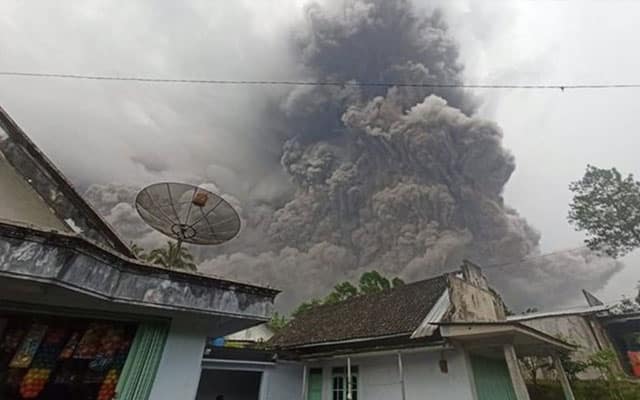 [Video] Gunung berapi Semeru di Jawa Timur meletus